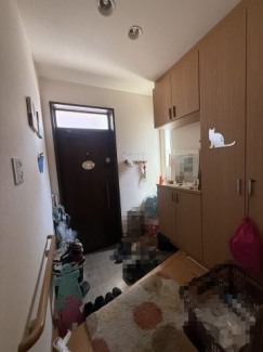 太陽の光の入る明るい玄関です。靴もたくさん入る玄関収納付き。
