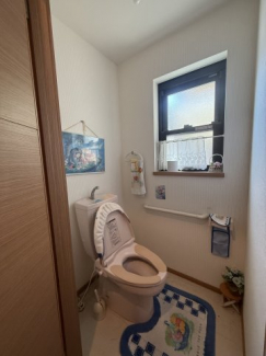 1階にある明るいトイレです。暖房便座付き。