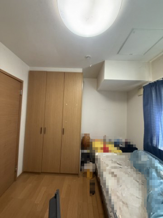 1階洋室B　作り付け壁収納があるため、お部屋もスッキリとします。