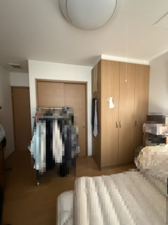 1階の寝室です。壁収納と収納がある寝室になっています。