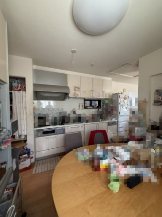 壁付けシステムキッチンとダイニングの様子です。