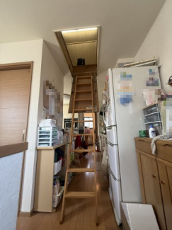 小屋裏収納が出し入れしやすいダイニングキッチンの天井裏に設けてあります。
