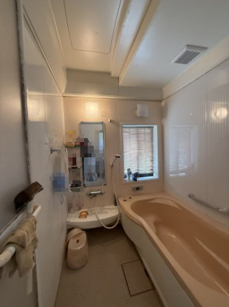 足もしっかりのばせるバスタブ、1坪タイプの浴室です。
