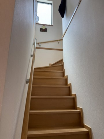 窓から入る光で、明るい階段になっています。