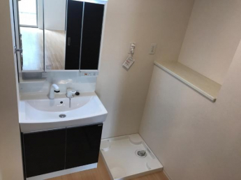 三面鏡の洗面台