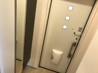 姿見付きの下駄箱