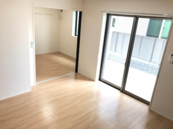 扉を開け放って広いワンルームとしても