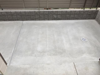 雑草も生えにくい専用庭　水洗有り