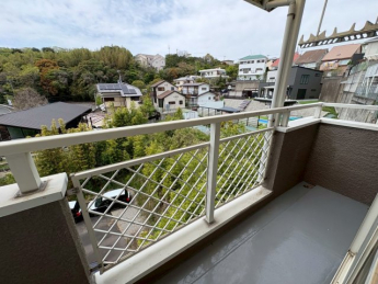 外からの目が気にならないバルコニーで洗濯物が干せます