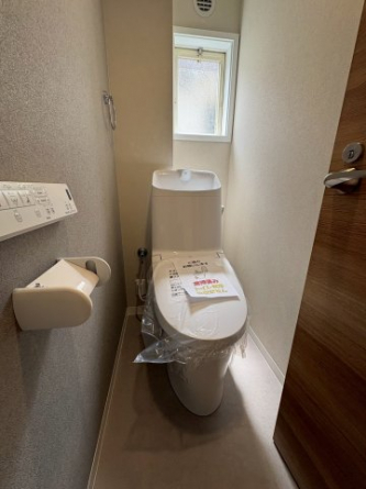 落ち着いた色調のトイレです