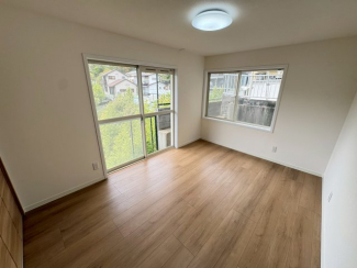 落ち着いた色調の洋室です