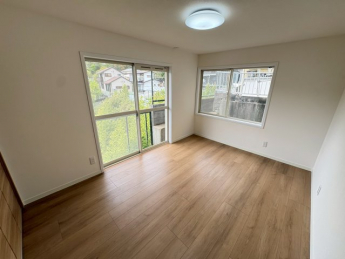 落ち着いた色調の洋室です