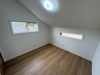 コンパクトで使いやすい洋室です