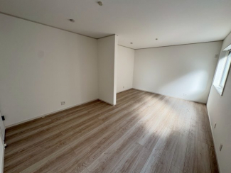 落ち着いた色調の洋室です