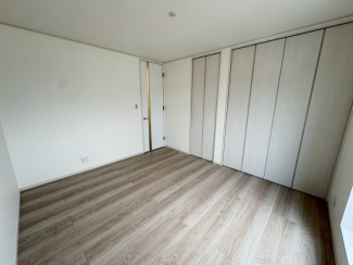 落ち着いた色調の洋室です