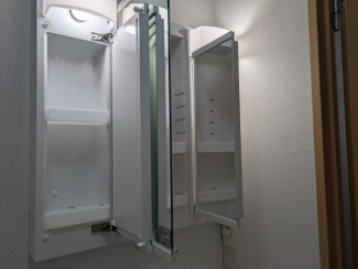 洗面化粧台には三面鏡付いています。