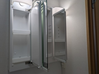 洗面化粧台には三面鏡付いています。