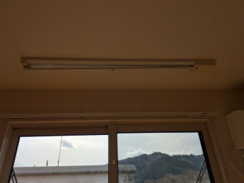 天井から昇降式の洗濯物干し竿あります。