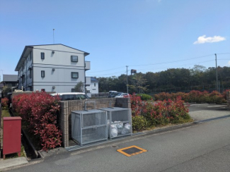 敷地への入口にゴミステーションあります。