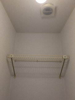 トイレには収納棚付き