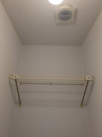 トイレには収納棚付き