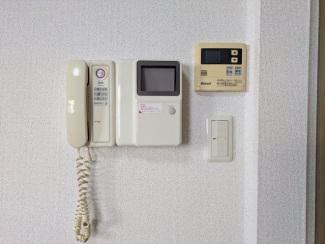 ダイニングの壁に給湯や照明などのリモコンあり