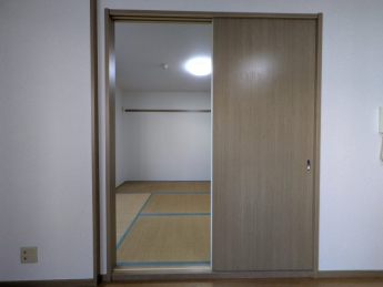 リビングの隣に畳のお部屋