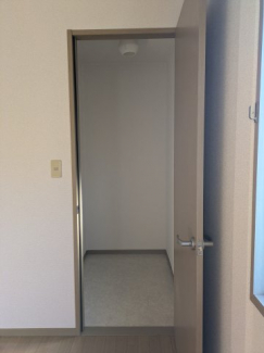 6帖の洋室に収納小部屋あります