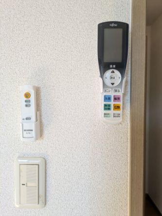 洋室のエアコンと照明のリモコン