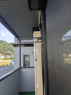 バルコニーに洗濯物竿設置する金物付いています。