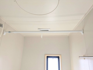 浴室に洗濯物干し竿があります