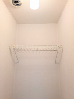 トイレには収納棚付き