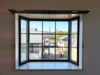 リビングには出窓