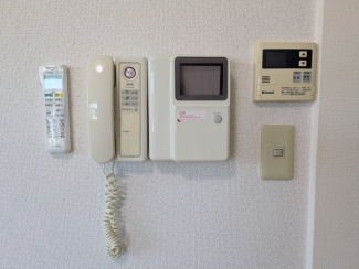 ダイニングの壁に給湯や照明などのリモコンあり