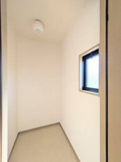 6帖の洋室に収納小部屋あります