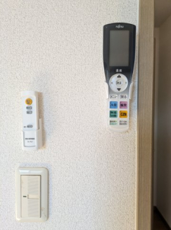 洋室のエアコンと照明のリモコン