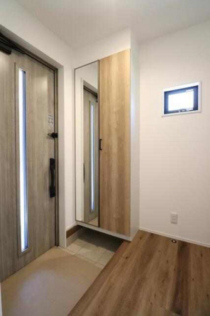 【施工例】大容量のシューズボックスを備えた玄関は、靴をすっき