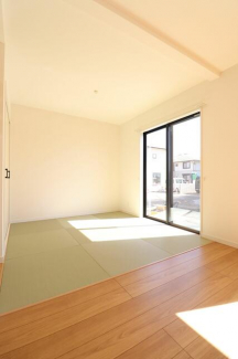 【施工例】リビング横の４．５帖の和室は、家族みんなに便利なマ