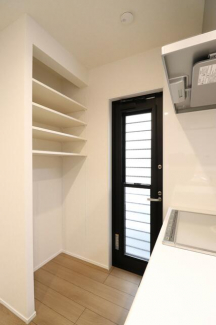 【施工例】家族の食材や調理器具をまとめて収納できるキッチンパ