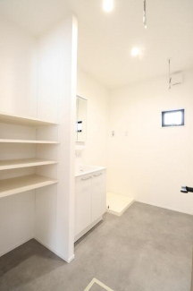 【施工例】注文住宅でも人気の３面鏡を採用！ミラー裏に収納でき