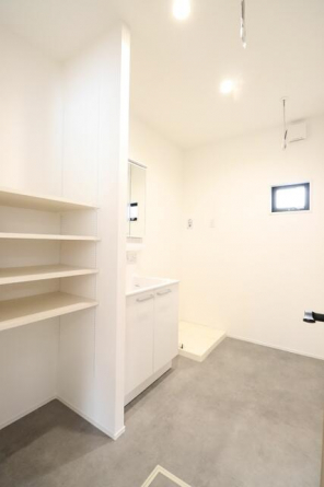 【施工例】注文住宅でも人気の３面鏡を採用！ミラー裏に収納でき