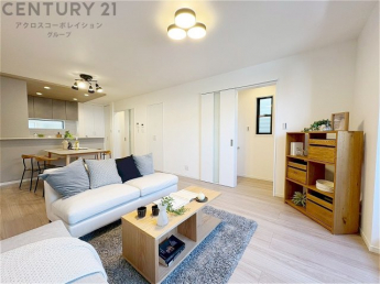 リビングダイニングは家族や友人とのコミュニケーションを楽しむ場所でくつろぎながら食事や会話を楽しめ、多目的に利用できリラックスできる空間です。家庭内の中心として機能し、快適な生活をサポートします。