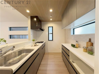 シンプルなデザインと使いやすさを兼ね備えた対面式システムキッチンは、効率的な作業スペースを提供し、家族やゲストとのコミュニケーションを促進します。