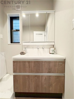 化粧品や洗顔料、歯ブラシなどの必需品をまとめて置ける収納スペースがあり、使用するたびに取り出す手間が省けます。また、水回りのため、濡れても大丈夫な素材が使用されており、お手入れが簡単です。