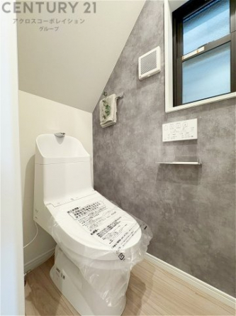 温水洗浄便座付トイレは温水洗浄機能により、暖かい水でおしりを洗浄することができ、冷たい水を使う従来の便座に比べ、温水洗浄機能で暖かいトイレを提供し、快適な使用を可能にします。