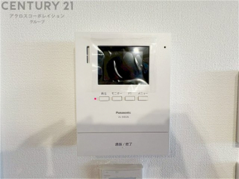 訪問者が来たときにテレビ画面で確認できるため、安心してドアを開けられます。録画機能があるものもあり、留守中に来訪者を記録しておくことができます。利便性が高く、セキュリティ面でも安心です。