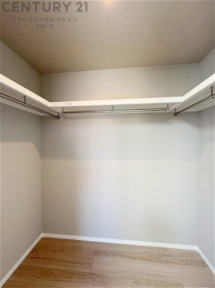 収納力が高く洋服や小物を整理しやすく、更衣室のように使え、部屋がすっきり保てます。収納の配置を自由に調整でき、換気性が良く防湿・防虫対策も可能。快適で機能的な生活空間を実現できます♪