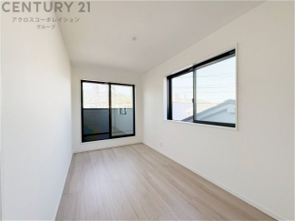 明るい色合いのフローリングとクロスを使用した洋室は家具やインテリアとも調和しやすく空間が広く感じられ開放感を生み出します。自然光を効果的に反射し、室内を明るく保つため、日中の照明使用を抑えられます。