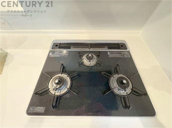 多数の調理器具を同時に使用でき、料理の効率化が可能。省エネで節約になり、様々な料理スタイルに適応できます。また、火力調整が独立しており、手入れや掃除もしやすく、今よりもっとお料理が楽しくなるかも。