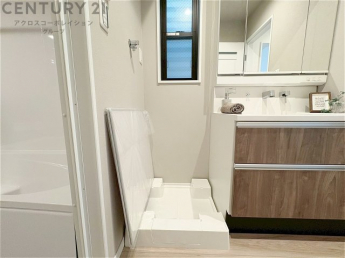 洗濯物の仕分け作業がしやすく、整理整頓が容易になります。洗濯音や湿気を他の部屋に持ち込まず、生活環境を快適に保ちます。上部を活用すれば収納スペースを確保でき洗剤や洗濯用品の整理もしやすくなります。